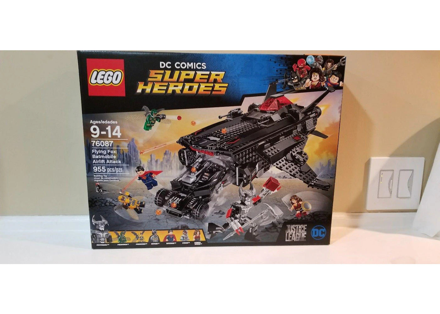 LEGO DC Comics Super Heroes Flying Fox: Batmobile Airlift Attack Set 76087 - authentic LEGO building set