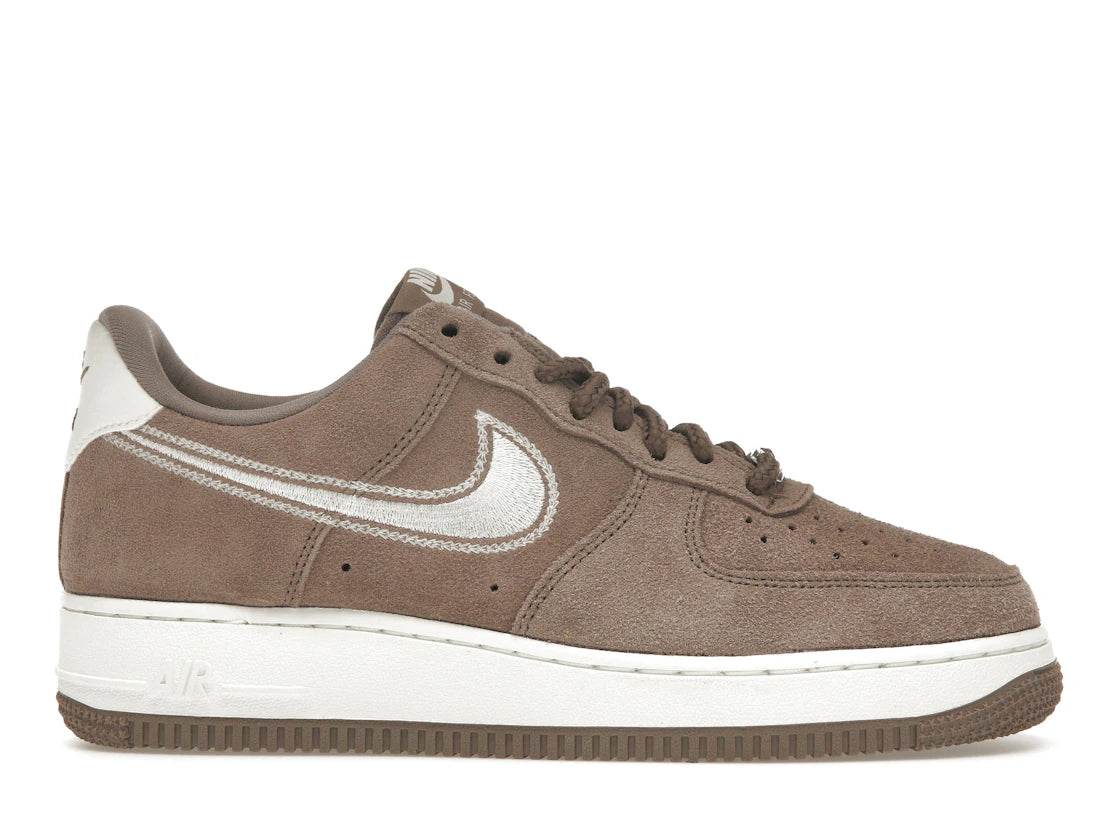 Nike Air Force 1 Low '07 LV8 Mink Brown mit gesticktem Swoosh