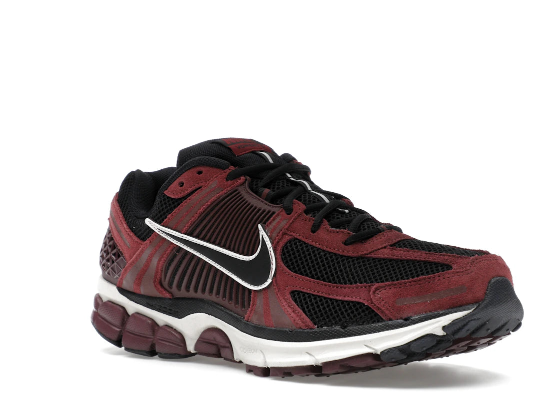 Nike Zoom Vomero 5 Dunkelrot