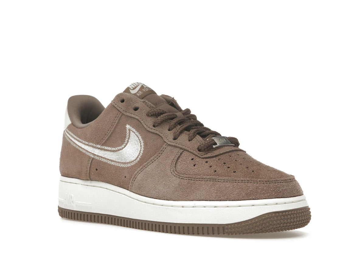 Nike Air Force 1 Low '07 LV8 Mink Brown mit gesticktem Swoosh
