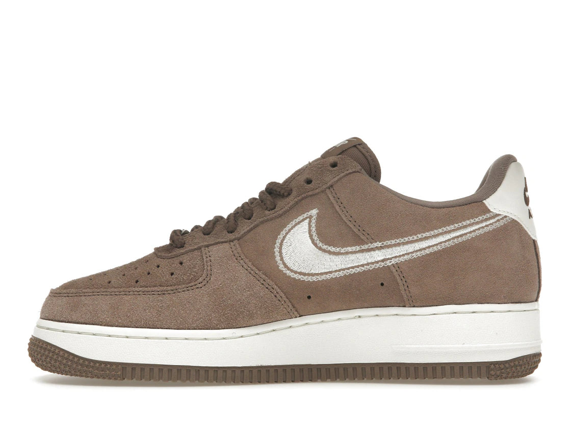 Nike Air Force 1 Low '07 LV8 Mink Brown mit gesticktem Swoosh