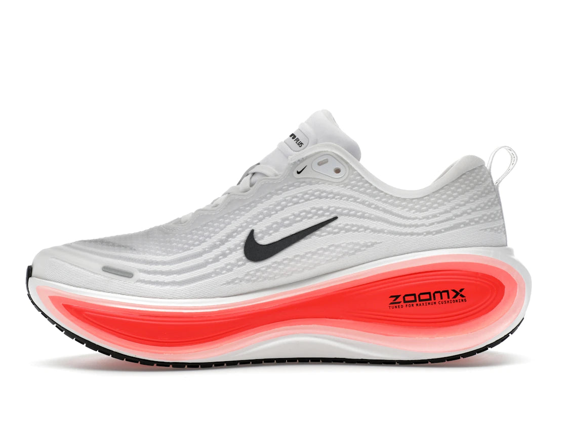 Nike Vomero Plus Weiß Schwarz Leuchtendes Karmesinrot