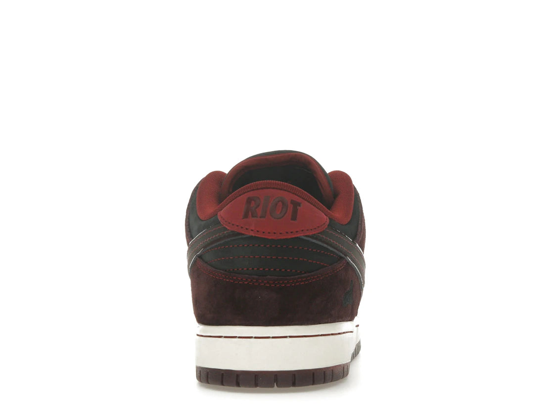 Nike SB Dunk Low Riot Skateshop (Special Box)