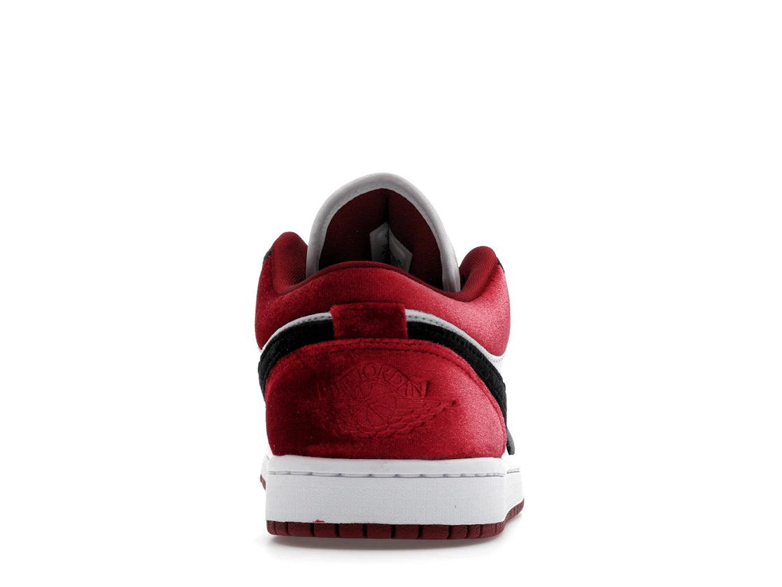 Jordan 1 Low SE Velvet Black Toe (Damen)