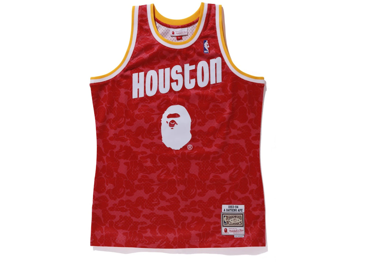 BAPE x Mitchell & Ness Rockets Camo Basketball Swingman Jersey Red - vue 360