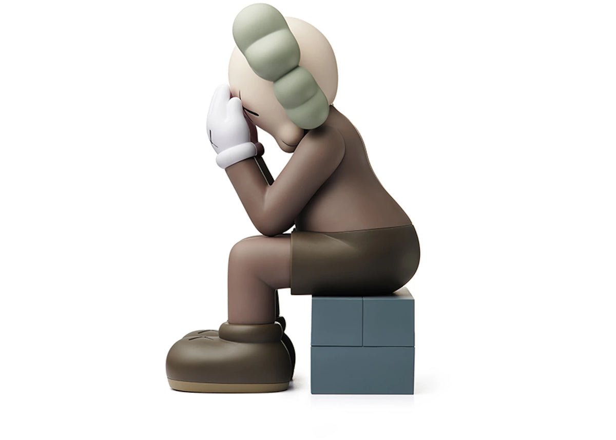 KAWS Passing Through Open Edition Vinyl Figure Brown - vue secondaire B