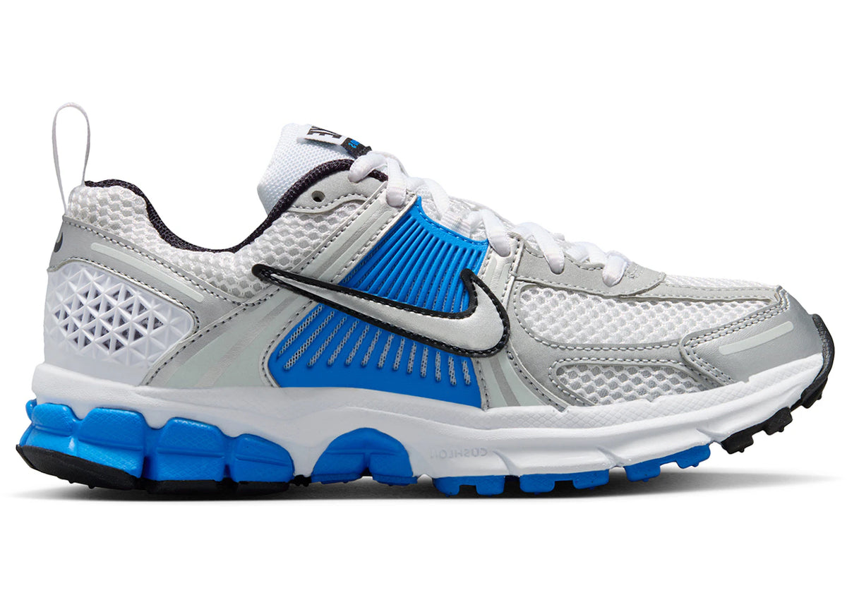 Nike Vomero 5 Weiß Hellblau Schwarz Metallic Silber (GS) - vue 360