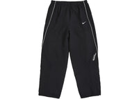 Supreme Nike Trainingshose (SS25) Schwarz