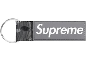 Supreme Webbing Keychain Snow Camo - vue 360