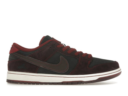 Nike SB Dunk Low Riot Skateshop (Special Box) - authentic Nike sneakers