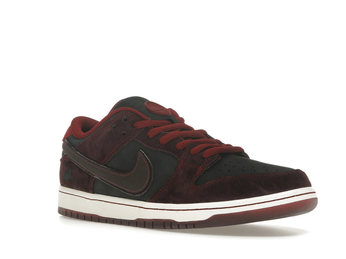 Nike SB Dunk Low Riot Skateshop (Special Box)