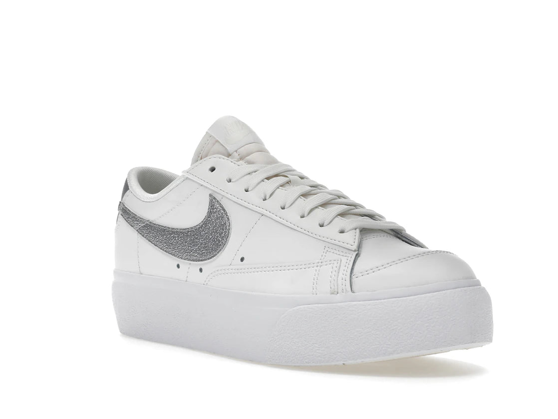 Nike Blazer Low Platform Summit White Metallic Silver (Women's) - vue secondaire A