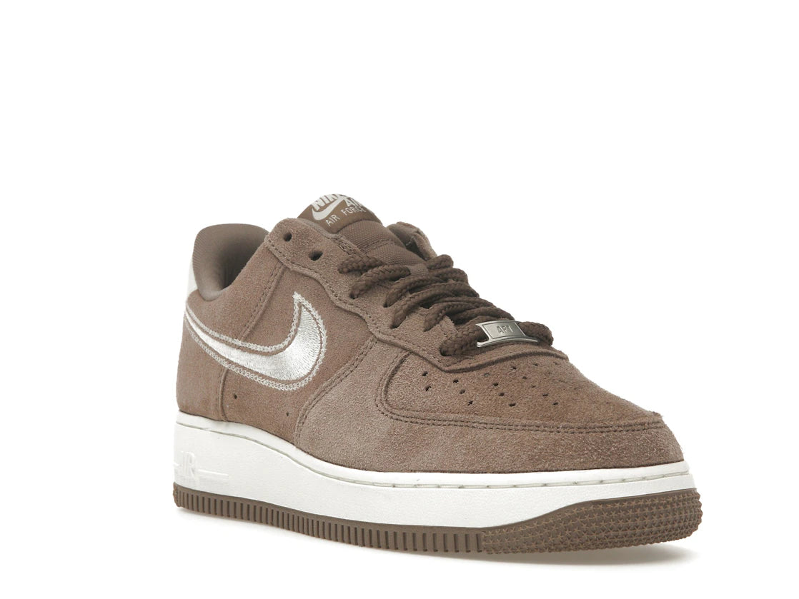 Nike Air Force 1 Low '07 LV8 Mink Brown mit gesticktem Swoosh - vue secondaire A