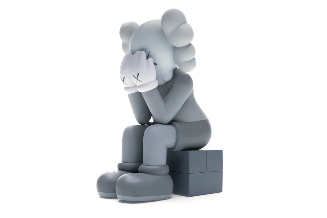 KAWS Passing Through Open Edition Vinyl Figure Grey - vue secondaire A