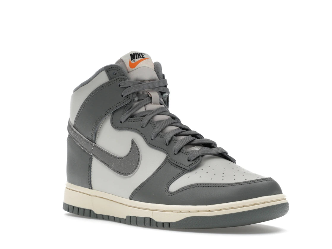 Nike Dunk High Vintage Light Bone Grey - vue secondaire A