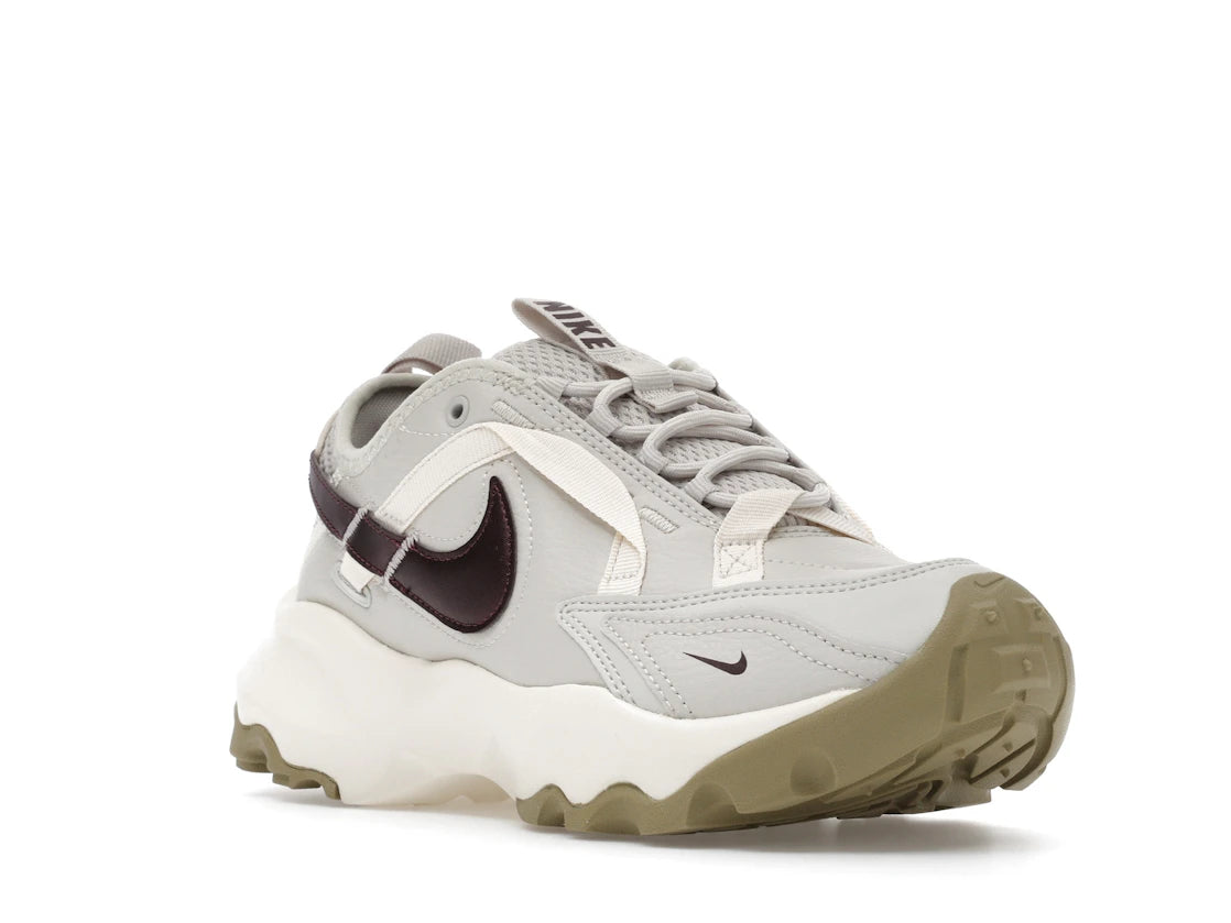 Nike TC 7900 Light Bone Burgundy Crush (Women's) - vue secondaire A