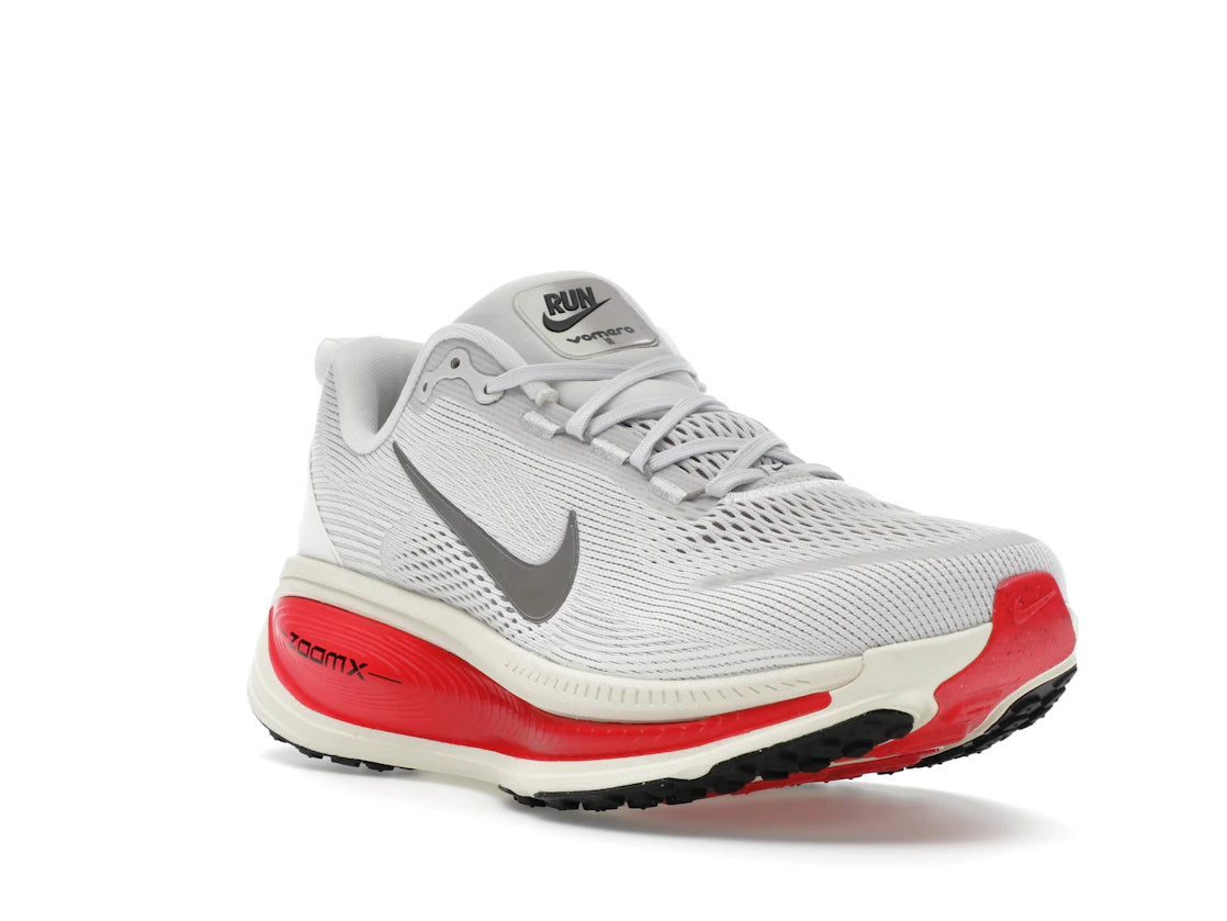Nike Vomero 18 Platinum Tint Siren Red Light Smoke Grey Metallic Pewter - vue secondaire A