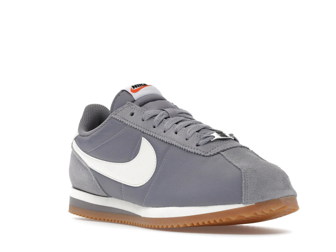 Nike Cortez Textile Cement Grey Gum Light Brown Safety Orange Sail (Women's) - vue secondaire A