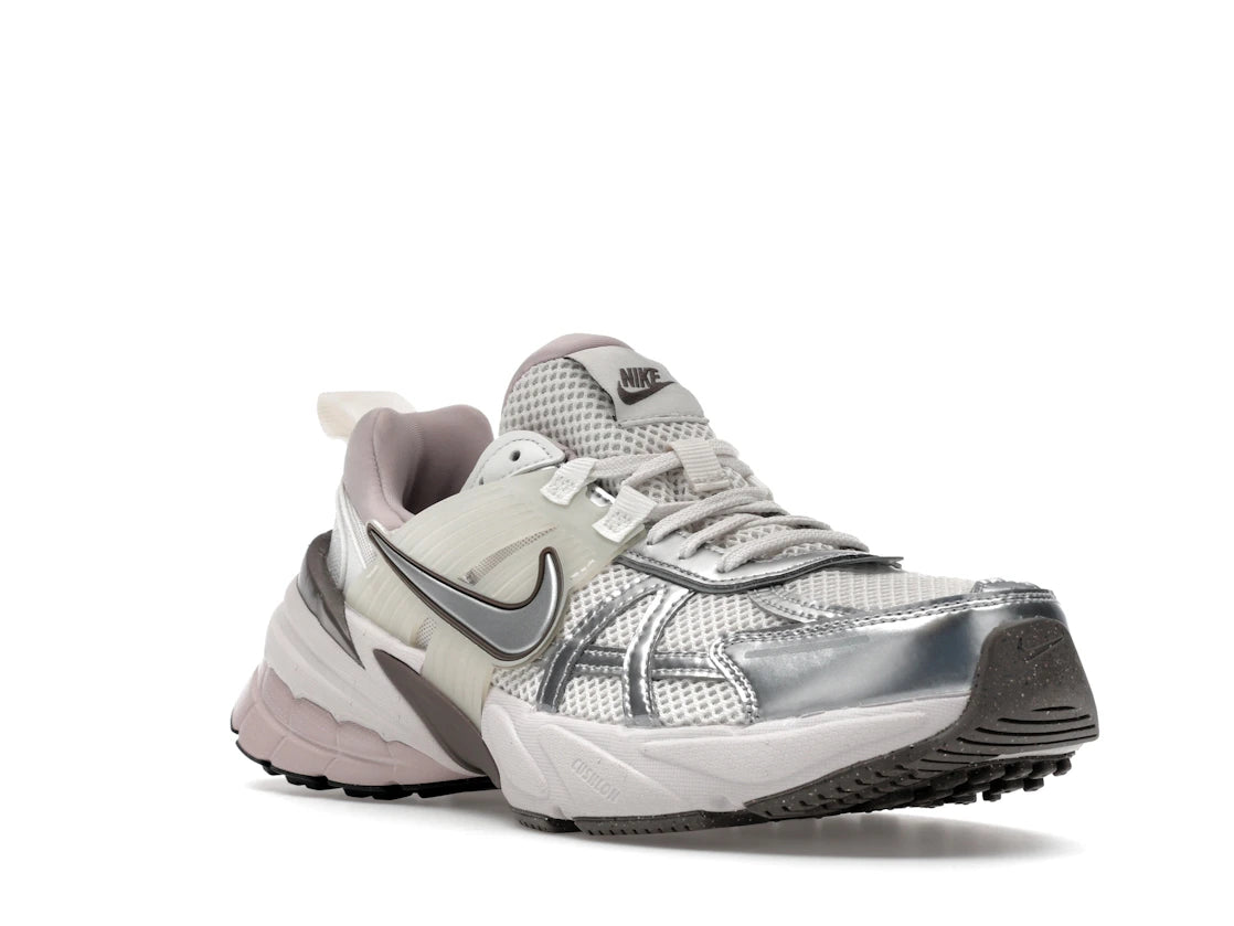 Nike V2K Run Platinum Tint Summit White Cave Stone Metallic Silver (Women's) - vue secondaire A