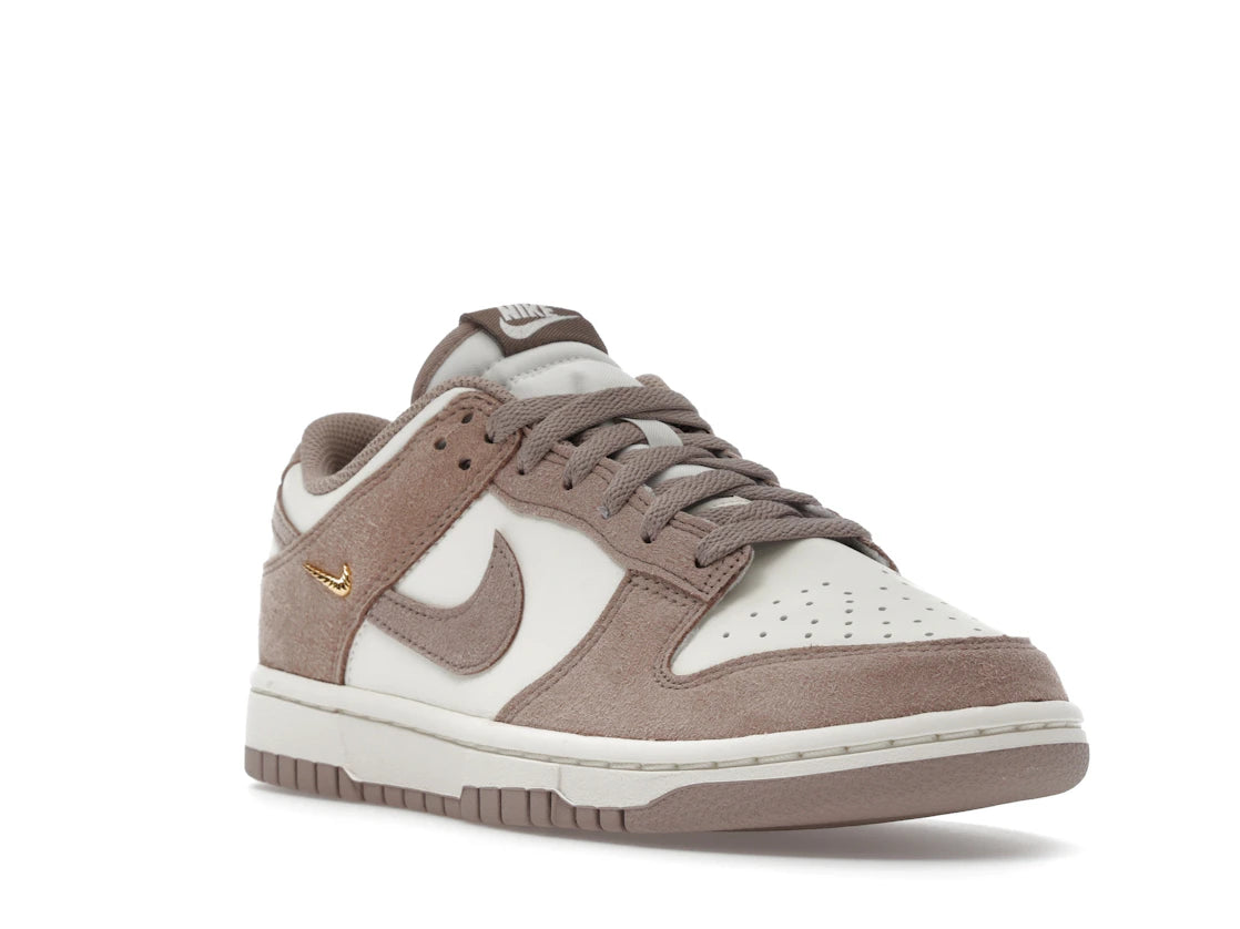Nike Dunk Low Malt Gold Mini Swoosh (Women's) - vue secondaire A