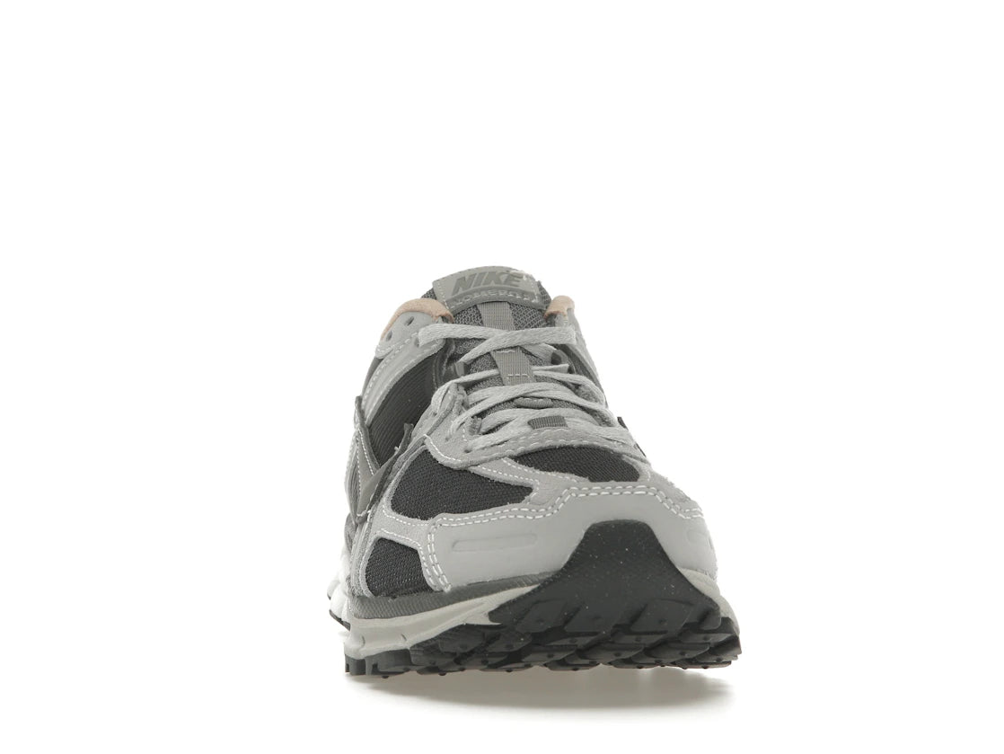 Nike Zoom Vomero 5 Dunkelgrau Vachetta - vue secondaire A