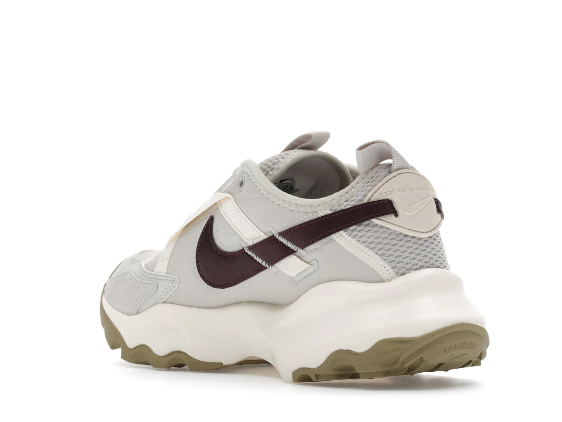 Nike TC 7900 Light Bone Burgundy Crush (Women's) - vue secondaire B