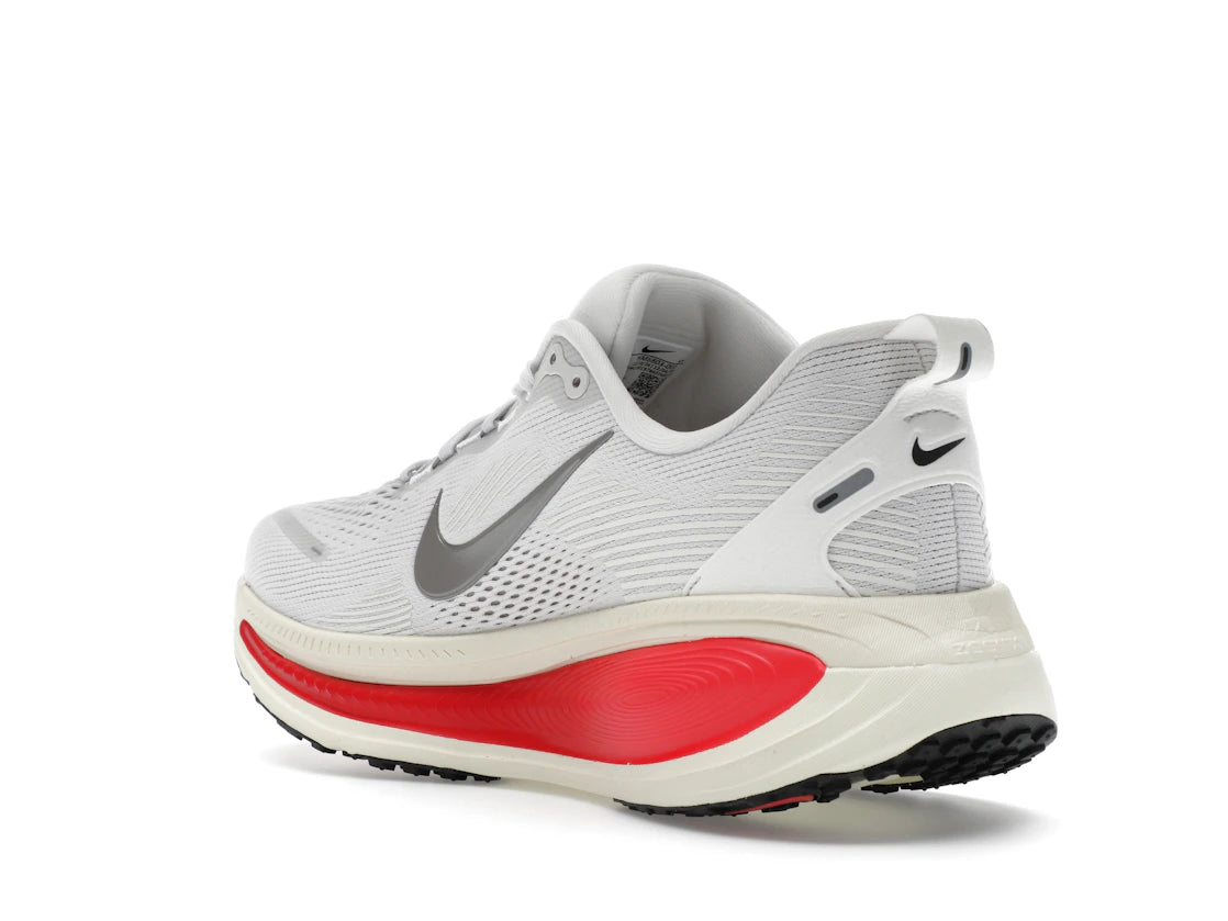 Nike Vomero 18 Platinum Tint Siren Red Light Smoke Grey Metallic Pewter - vue secondaire B