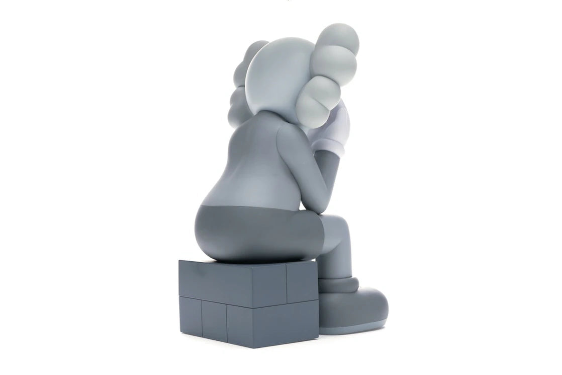 KAWS Passing Through Open Edition Vinyl Figure Grey - vue secondaire B