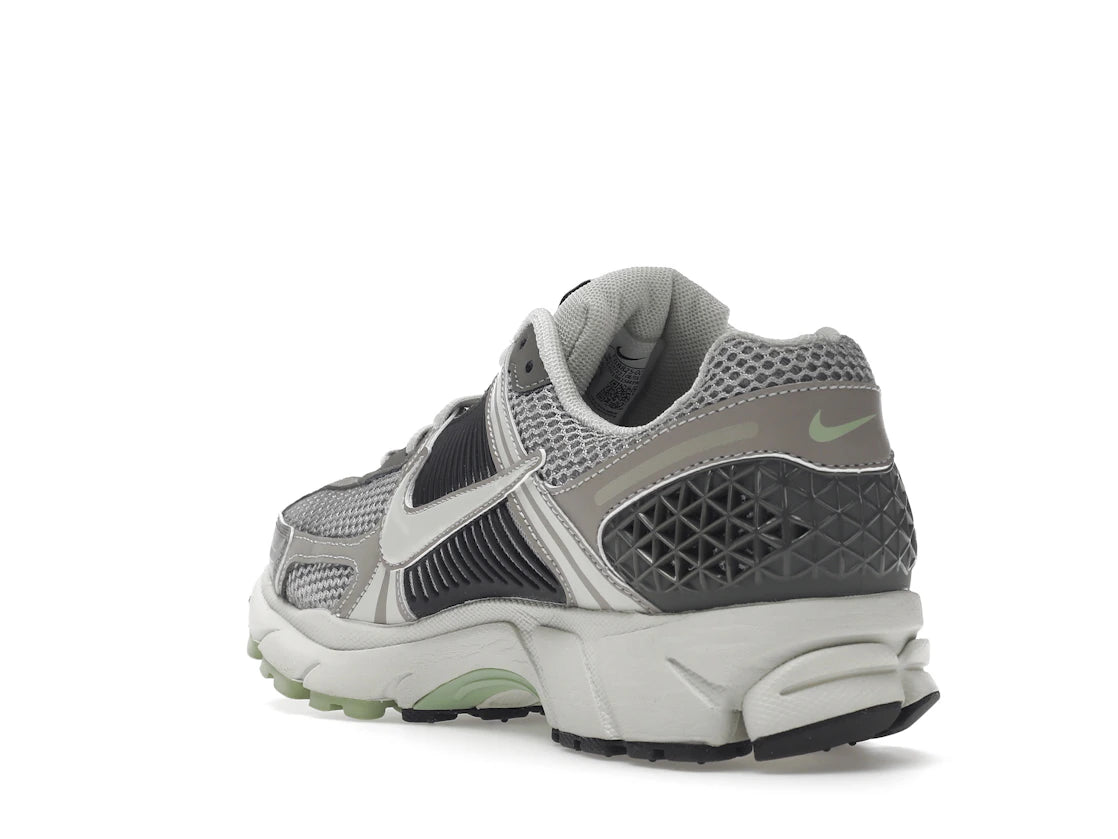 Nike Zoom Vomero 5 Cobblestone Flat Pewter (Women's) - vue secondaire B