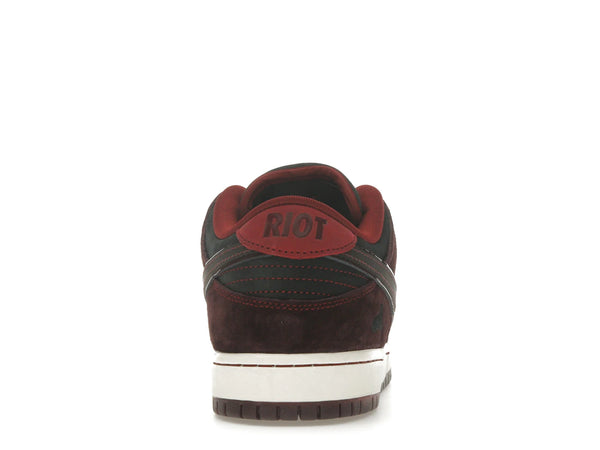 Nike SB Dunk Low Riot Skateshop (Special Box)