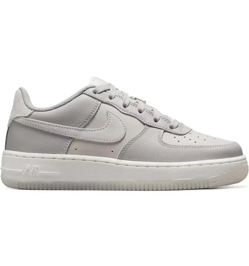 Nike Air Force 1 Low LV8 5 Light Bone Iron Ore (GS) - vue 360