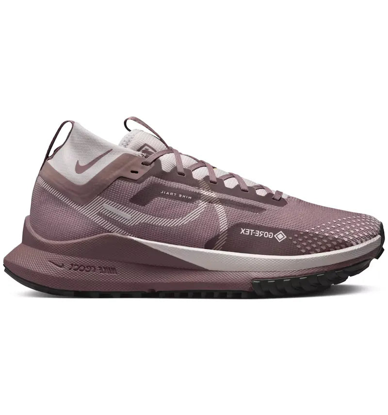 Nike React Pegasus Trail 4 Gore-Tex Smokey Mauve Saturn Gold Soft Yellow Platinum Violet (Women's) - vue 360