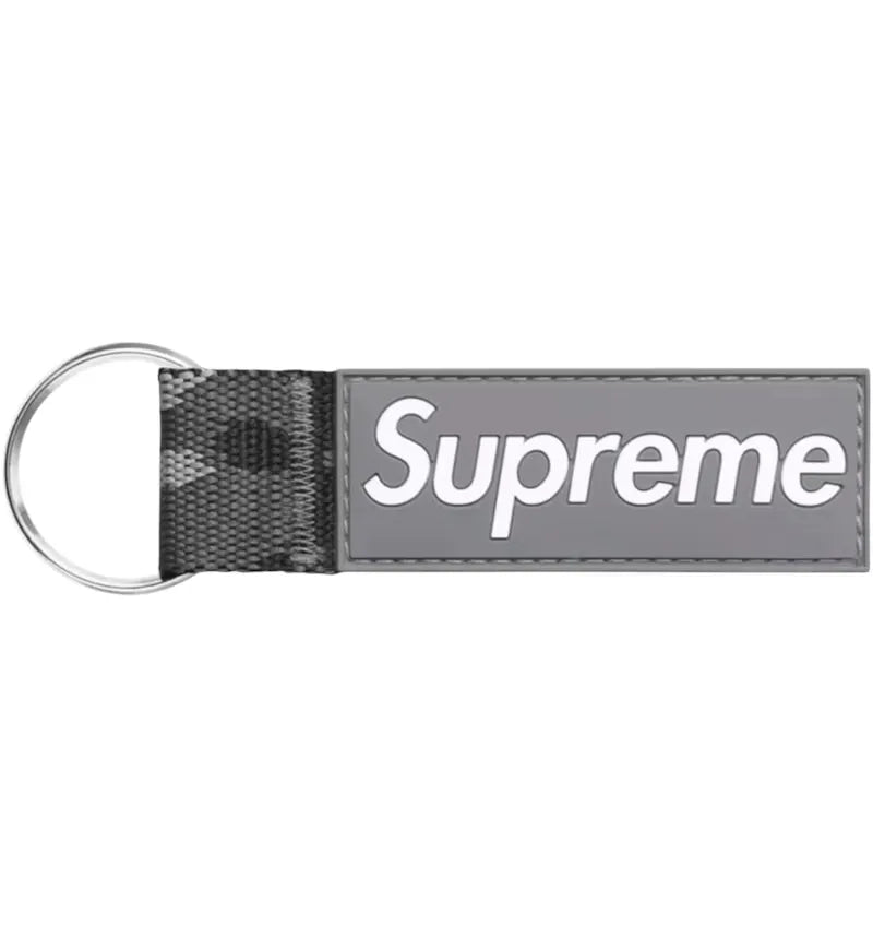 Supreme Webbing Keychain Snow Camo - vue 360